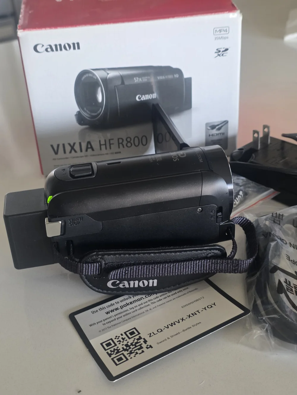 Canon VIXIA HFR800 Black and Red Retail Box